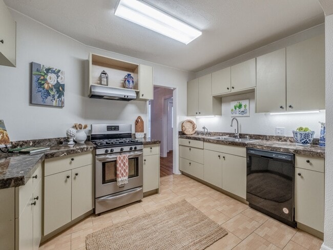 Building Photo - 525 Abiso Ave