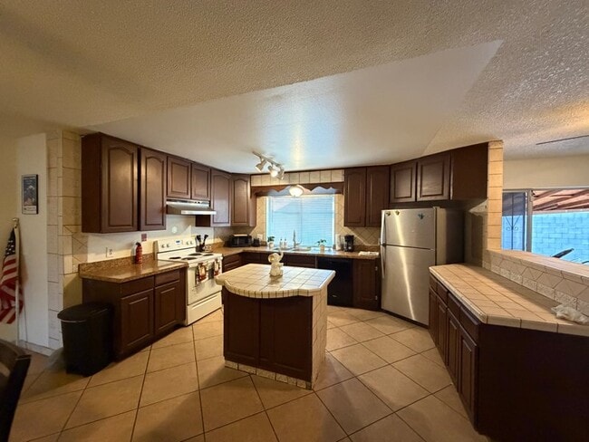 Building Photo - 8119 W Glenrosa Ave