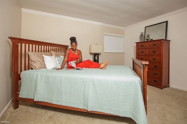 Building Photo - 1242 Haslett Rd