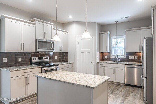 Building Photo - 412 Palisades Dr