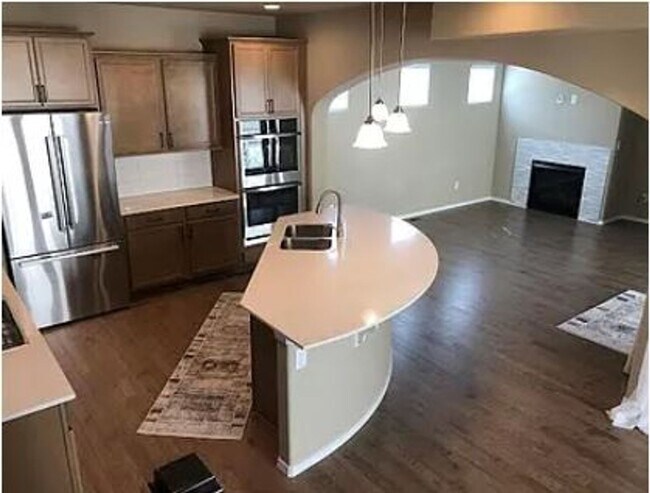 Building Photo - Living by the Lake! 3 bed, 2.5 bath, 3 car!!