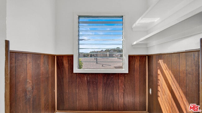 Building Photo - 6180 Oak Crest Way