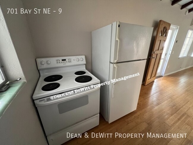 Building Photo - 701 Bay St NE