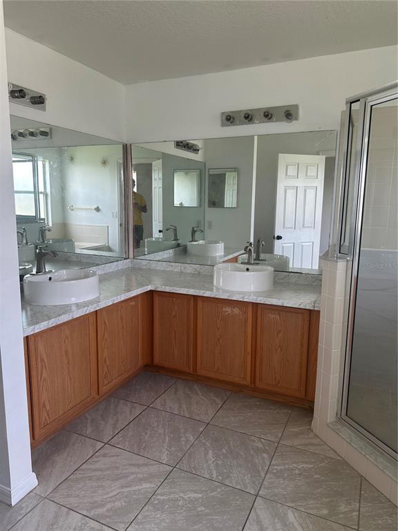 Building Photo - 712 Parrot Ct