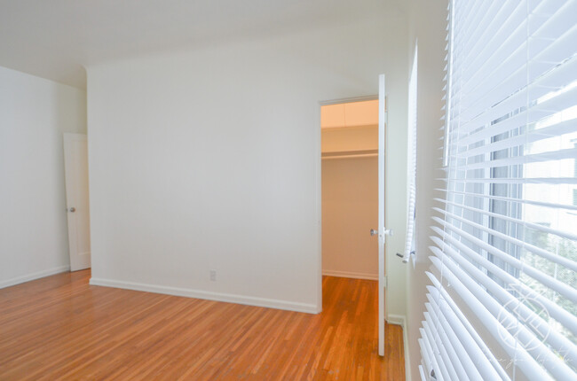 Building Photo - 424 N Ogden Dr