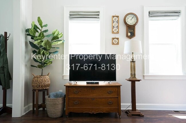 Building Photo - Modern Bungalow walking distance to Fountain Square!
