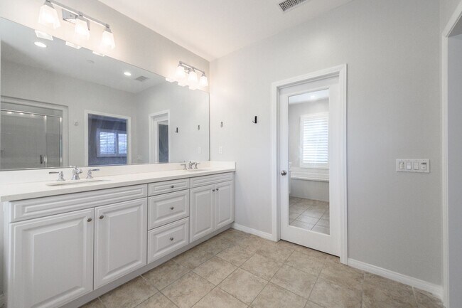 Building Photo - FOR RENT 4BD/3.5 BA/2Garage/Single Family ...