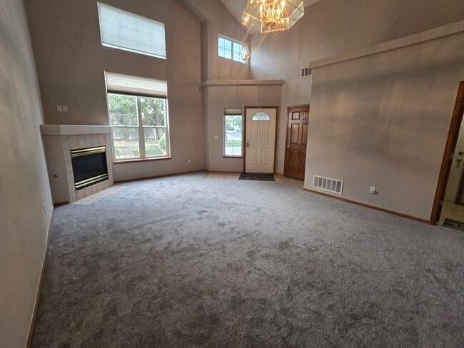 Building Photo - Bright and open Condo, walking distance to...