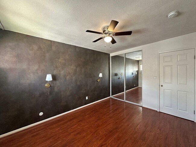 Building Photo - Beautiful 2B 1BA Condo w/ Reserved Parking...