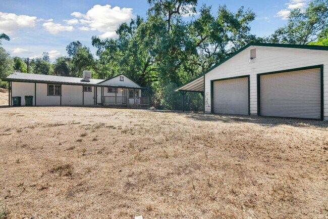 Building Photo - 5561 Thompson Hill Rd