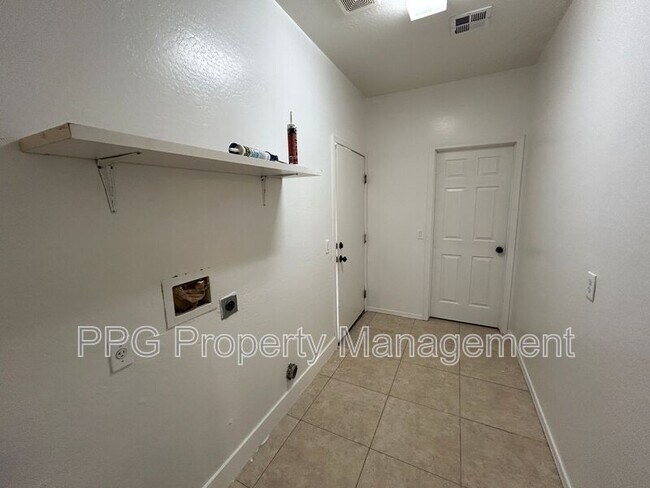 Building Photo - 15601 N Verde St
