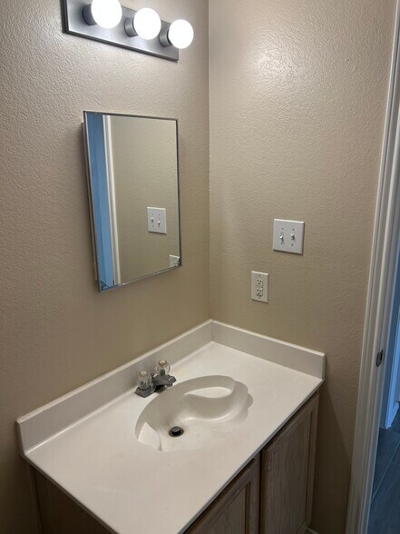 Building Photo - 7912 Canoe Ridge Ln