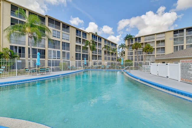 Building Photo - 3817 Lake Bayshore Dr