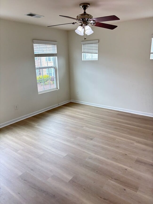 Building Photo - Renovated 3Bd, 2.5Ba End Unit Lake Norman Townhome with Fenced-in Yard and 1 Car Garage Coming Soon