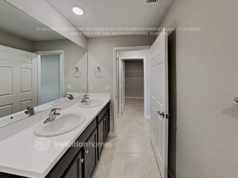Building Photo - 453 SW Leona Dr