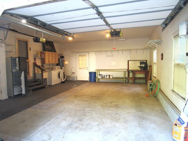 Building Photo - 23041 Holly Ct