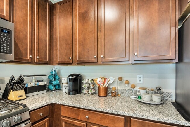 Building Photo - Fully Furnished 3 Bedroom 2.5 Bath Townhom...