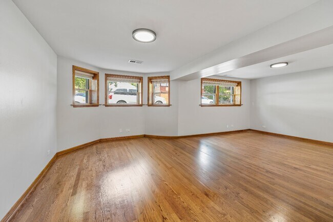 Building Photo - Garden unit: Renovated 1 bed in Logan Square - Now Leasing!