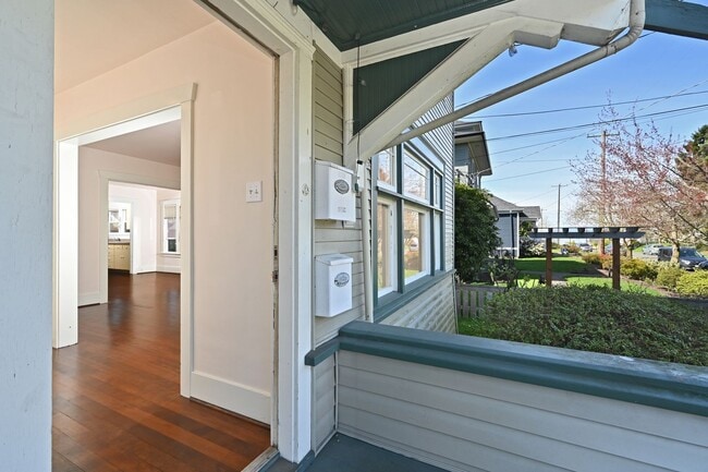 Building Photo - Charming 1BR/1BA Main Floor View Unit in Desired Neighborhood (Sunset Hill)