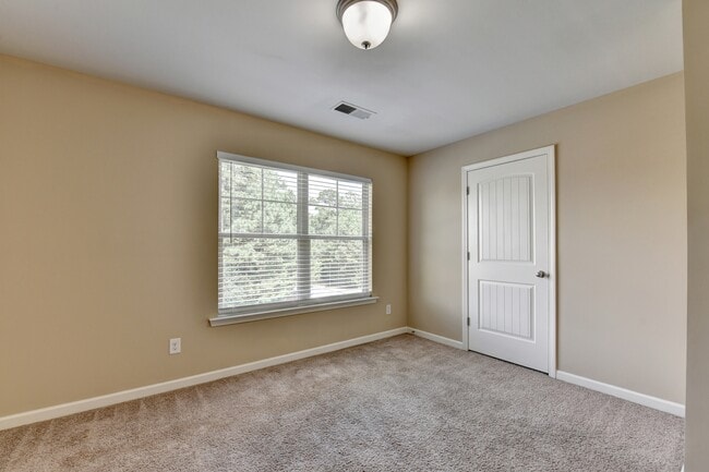 Building Photo - 707 Sand Ln SE