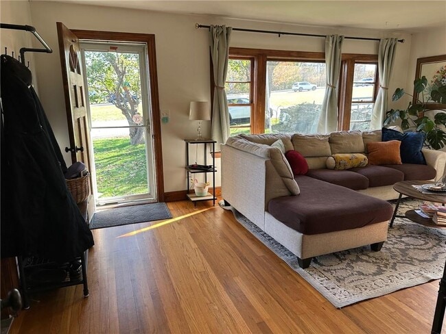 Building Photo - 749 W Main Rd