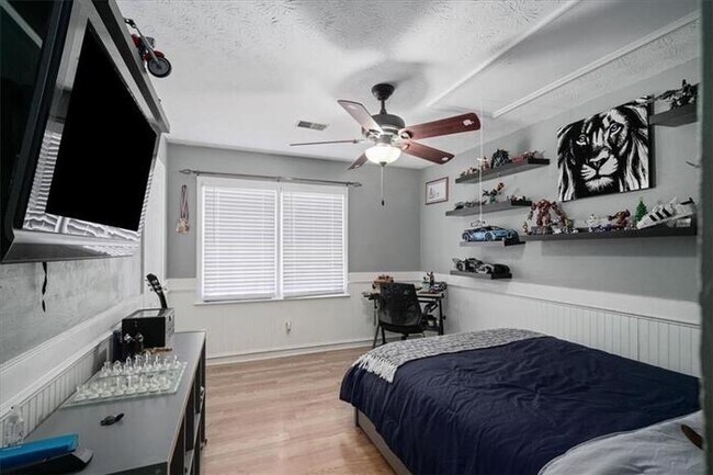Building Photo - 4 bedroom house in Lawrenceville with cozy...