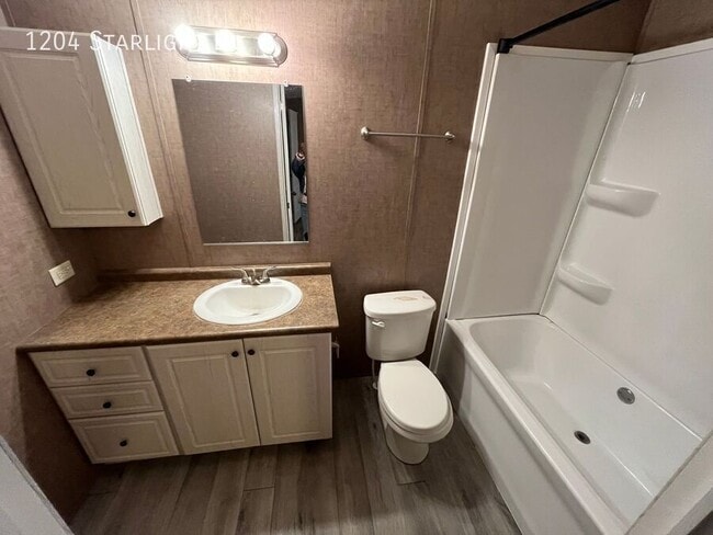 Building Photo - 1204 NW Starlight Cir