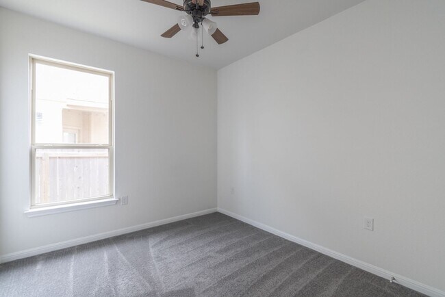 Building Photo - 909 Durness Dr
