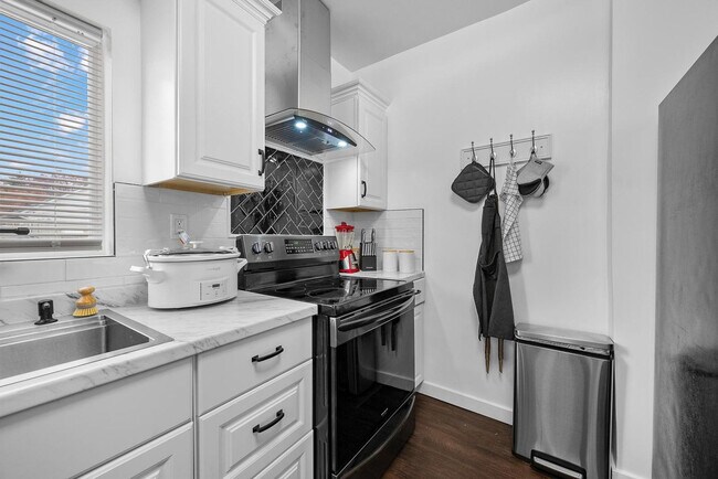 Building Photo - 2009 Sharon St