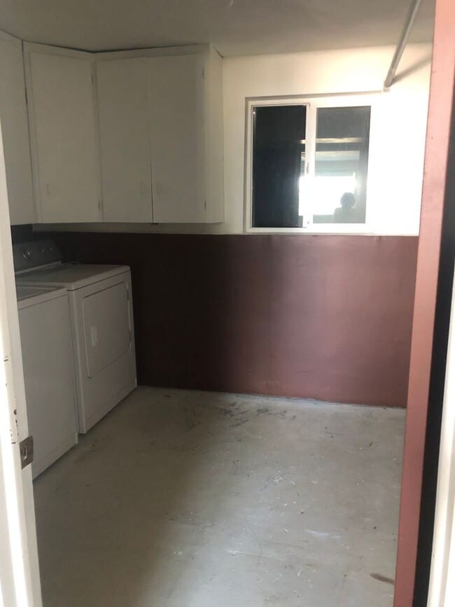 Building Photo - Half of a Duplex Available - 4 Bedroom 2 Bathroom in Lakewood