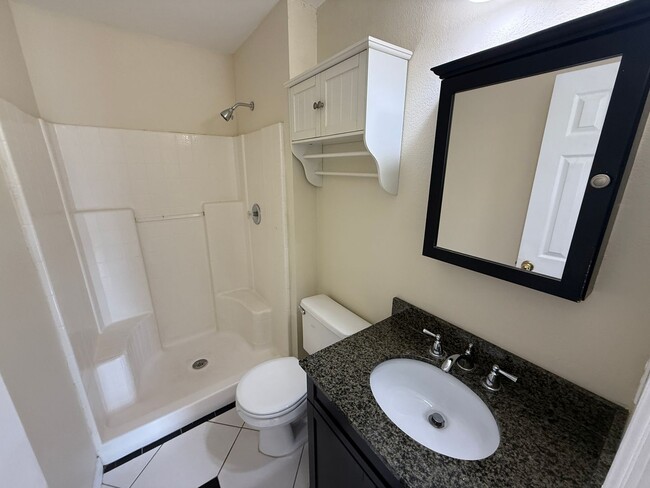 Building Photo - EAST ORLANDO: 3 bed/2 bath, 2 Car Garage A...