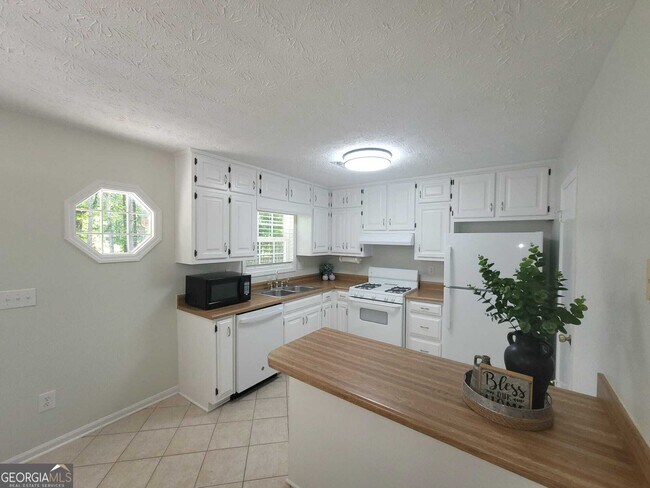 Building Photo - 235 Winona Dr