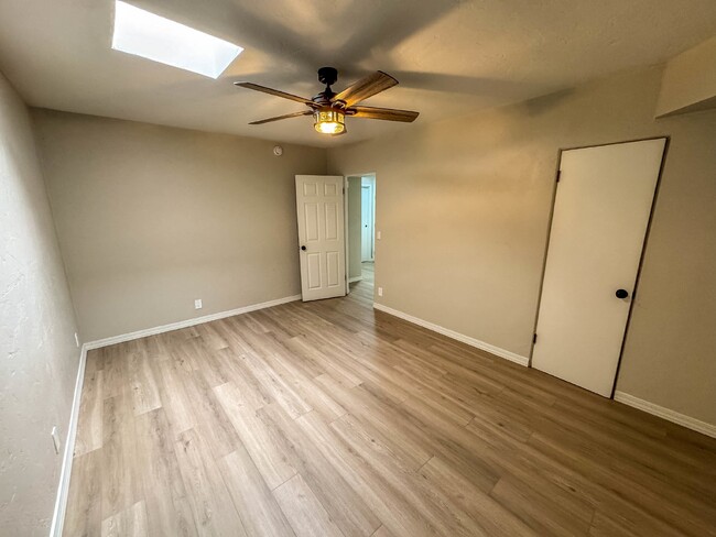 Building Photo - "Charming 2-Bed Oasis in Tucson's Heart – ...