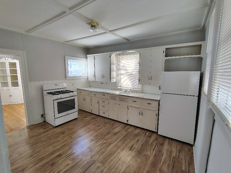 Building Photo - 246 W 6th St