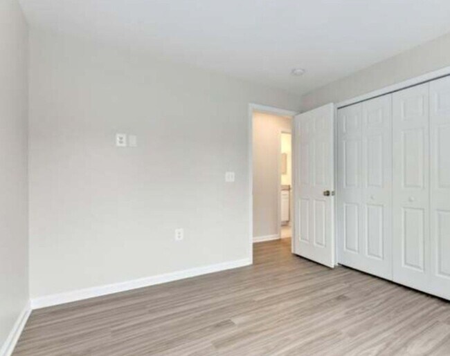 Building Photo - Commuter's dream, modern living