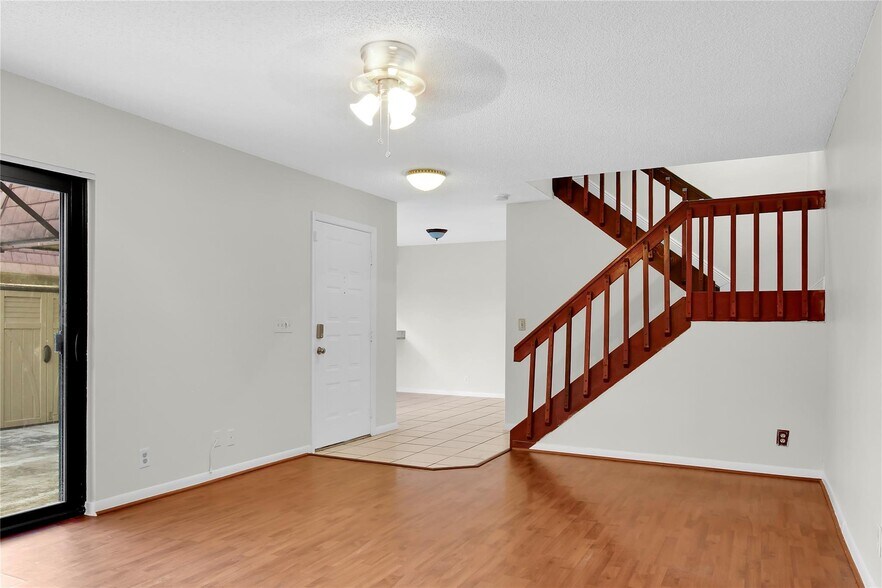 Building Photo - 7801 Courtyard Run W