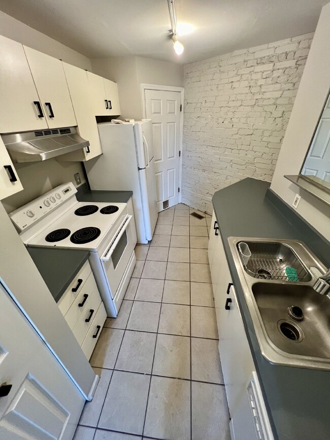 Building Photo - Charming 1 Bed, 1 Bath