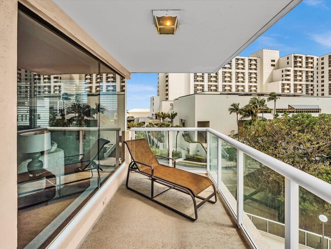 Building Photo - 3000 Holiday Dr