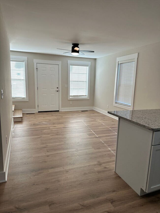 Building Photo - 102 W 15th Ave