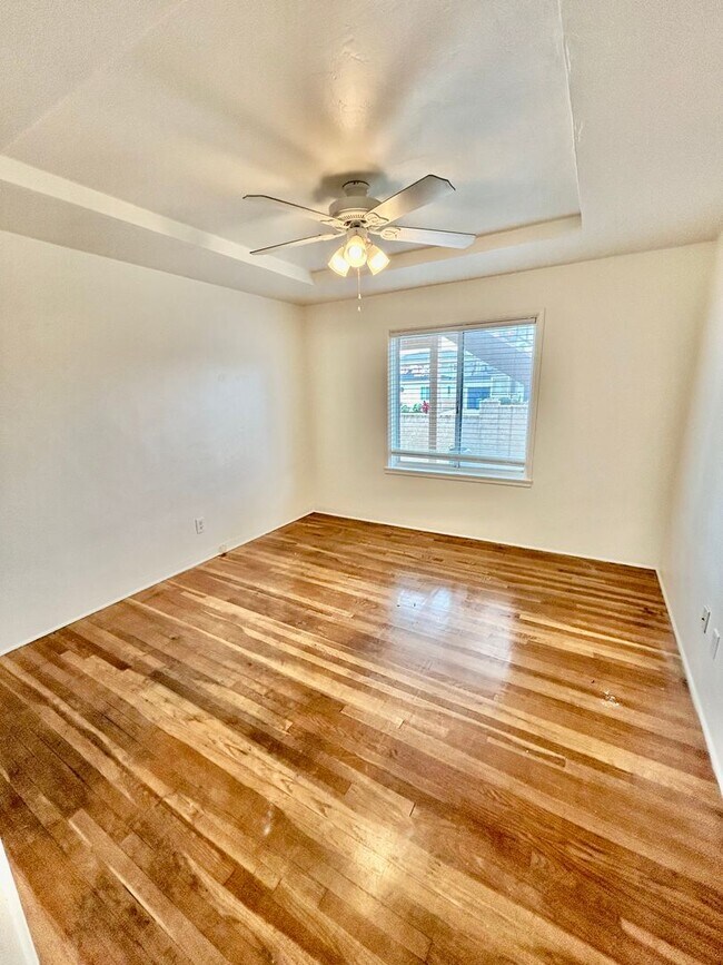 Building Photo - Bright & Airy 2 Bed / 1 Bath Apartment in Point Loma!