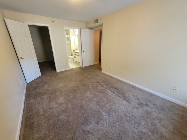 Building Photo - Immaculate 2 Bedroom, 2 Bath Top Floor Con...