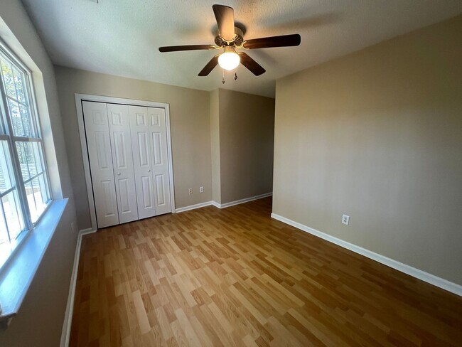 Building Photo - Beautiful 2 bedroom 2.5 bath town house located off Piney Green Road