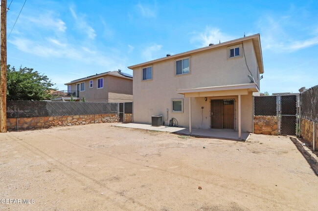 Building Photo - 2057 Shreya St