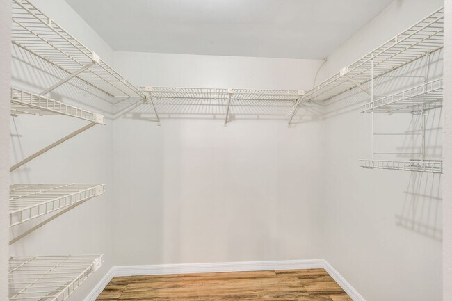 Building Photo - Updated 2-Bedroom Condo Near the Riverwalk