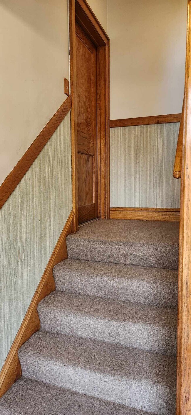 Front hall - 6042 W Miami Ave