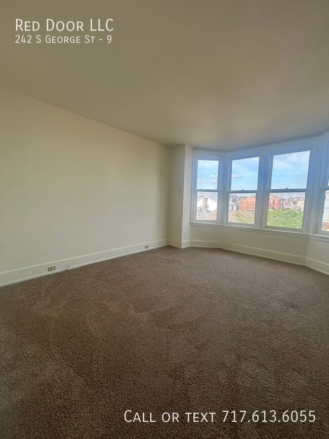 Building Photo - 242 S George St