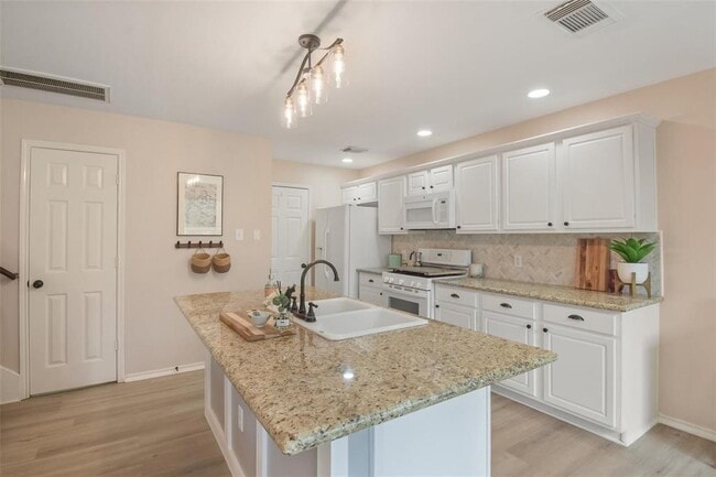 Building Photo - 7 S Villa Oaks Dr
