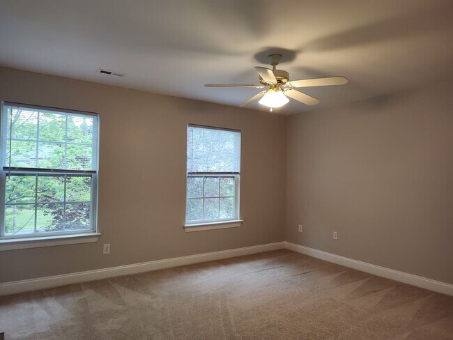 Building Photo - Move in ready Townhome in Morrison Place!