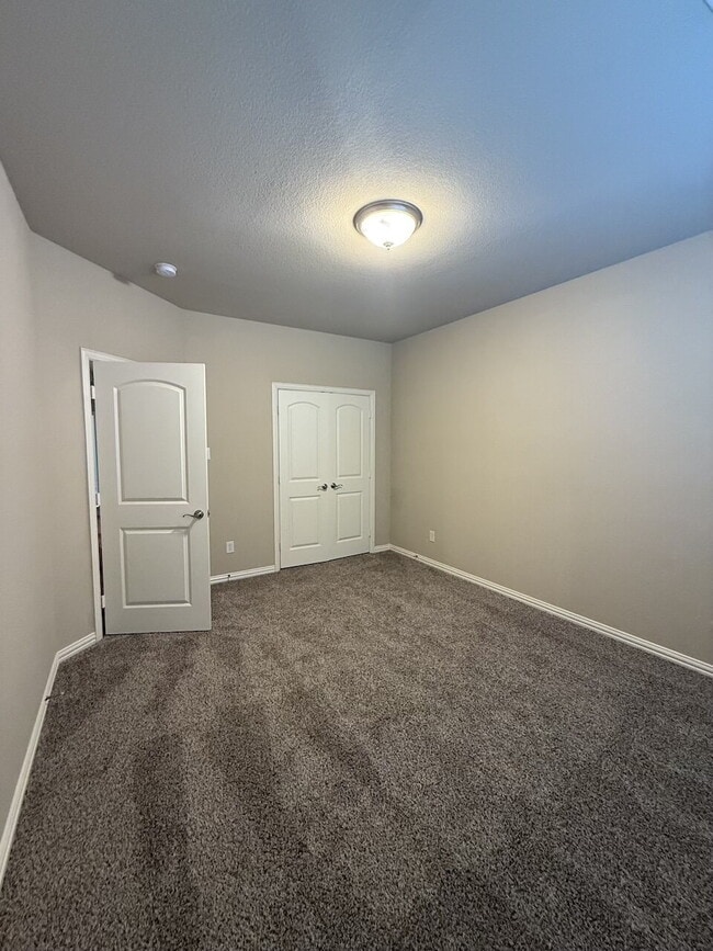 Building Photo - Come see this Townhome in such a great area.