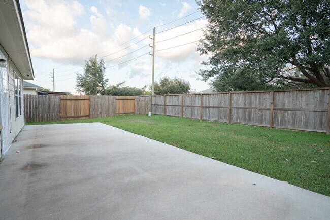 Building Photo - 7843 Crescent Village Ln